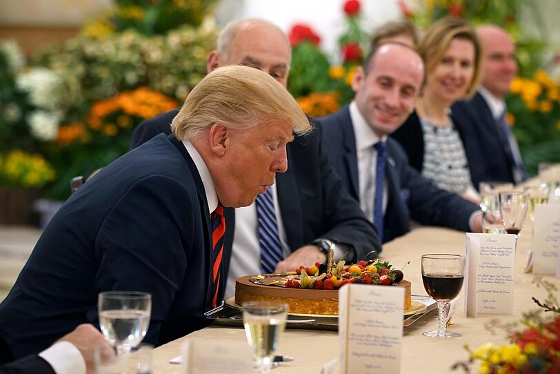 Vor Treffen mit Kim: Trump mit Torte überrascht
