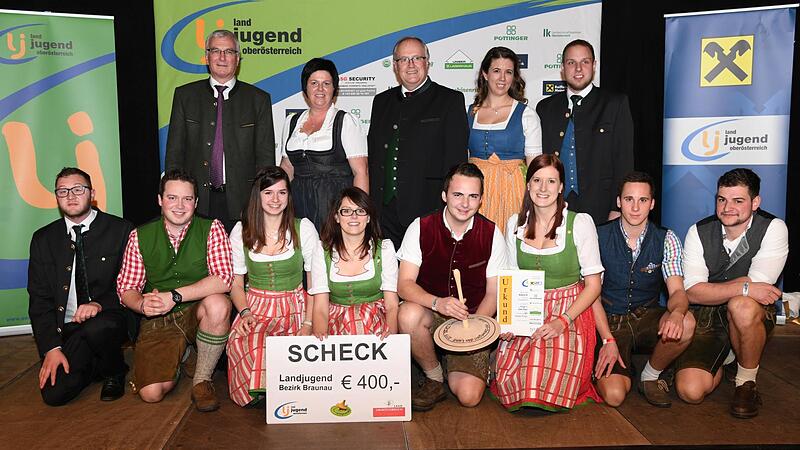 Braunaus Bezirks-Landjugend mit Kreisel für bestes Jahres-Projekt geehrt