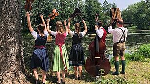 Alpenländische Volksmusik und ein brennender Baum im Centro Rohrbach