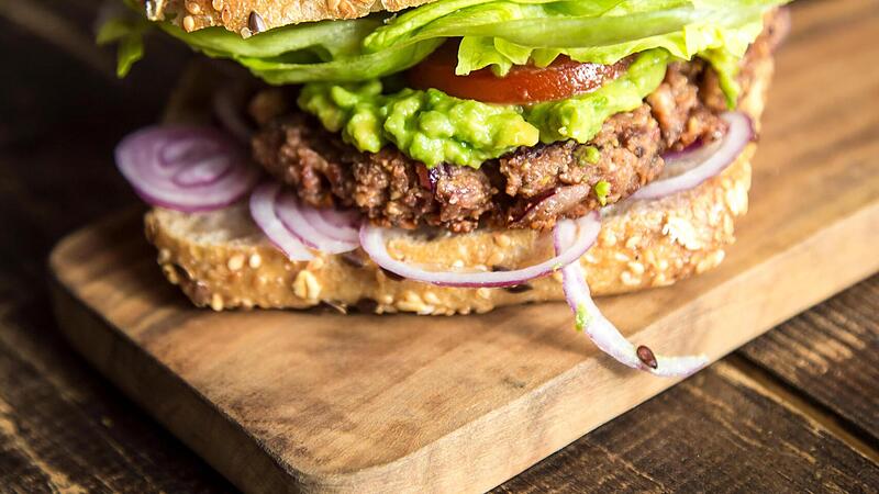 Viel Salz, viele Kalorien: Vegane Burger im Test