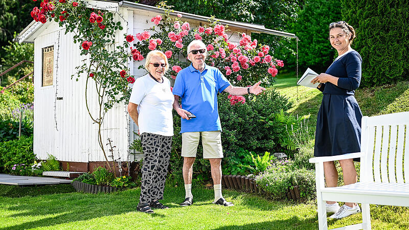 90-jähriger Hobbygärtner liebt Rosen und seinen elektrischen Rasenmäher