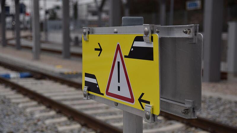 Gleisübergang vor abfahrbereitem Zug irritiert Lokführer und ÖBB-Kunden