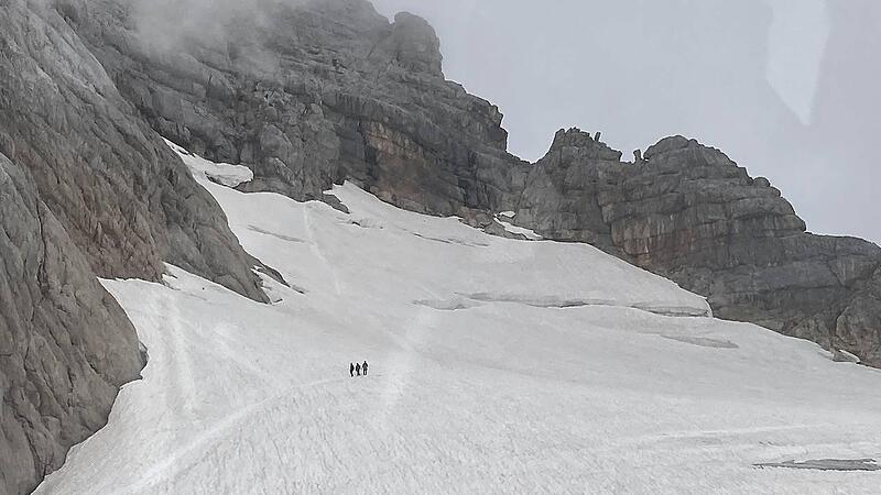Gleichgewicht verloren: Urlauberin stürzte am Dachstein in Gletscherspalte