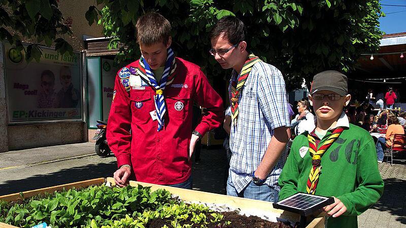 Pfadfinder rüsten Vorchdorf mit rollenden Gemüsehochbeeten aus