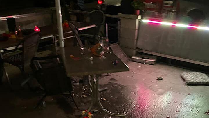 LASK-Fans verwüsteten Gastgarten in Linz: "Es flogen Tische, Stühle und Töpfe"