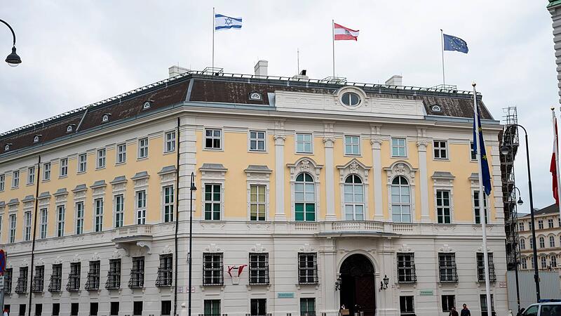 20210514 Sign of solidarity - The Israeli flag now flies on the Chancellors Office