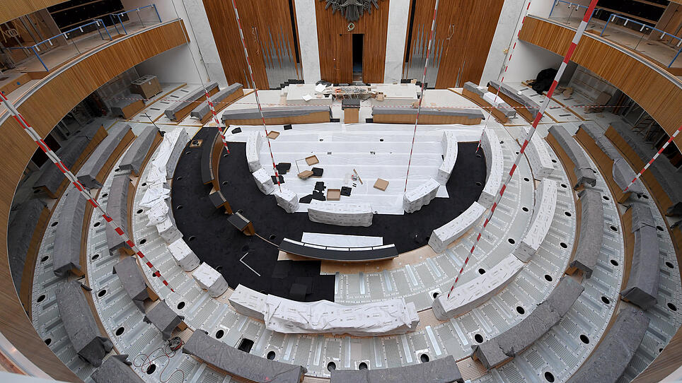 Parlament: Plätze der Abgeordneten sind fertig