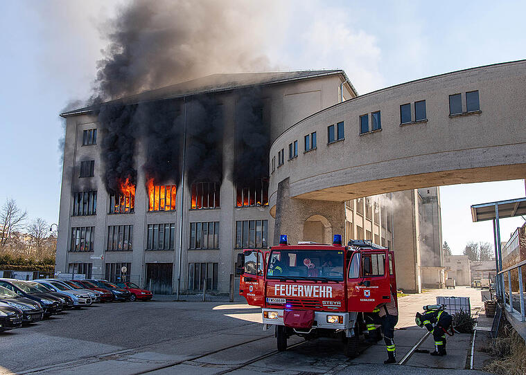 Großeinsatz im Innviertel: Brand in ehemaliger Lederfabrik
