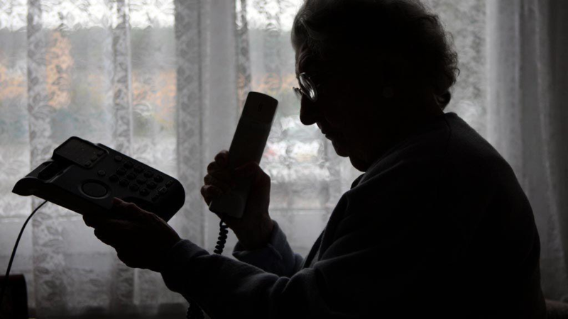 Alte Frau Telefon Betrug Telefonbetrug Symbolbild Pensionistin
