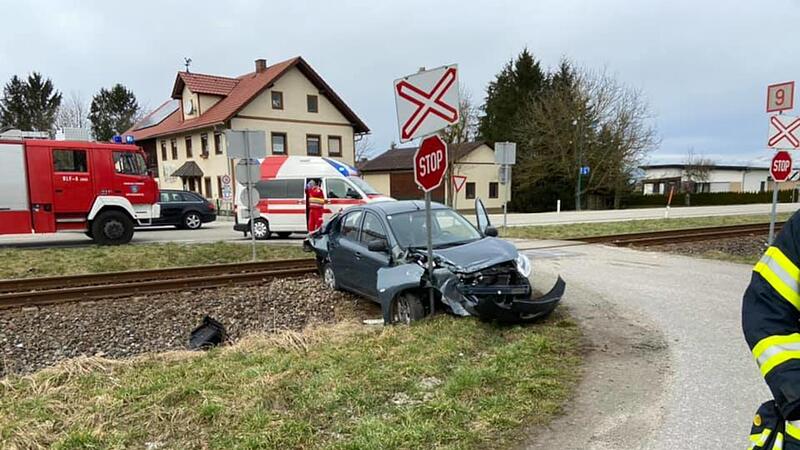 Zu nah am Gleis gehalten: Auto von Zug erfasst
