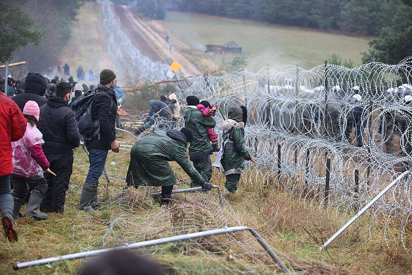 Belarus schickt Migranten an polnische Grenze