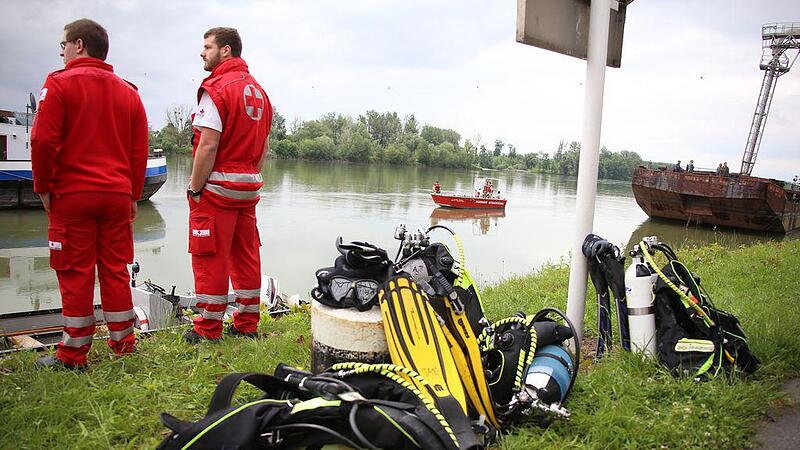Auto stürzte in Donau - Suche nach Lenker