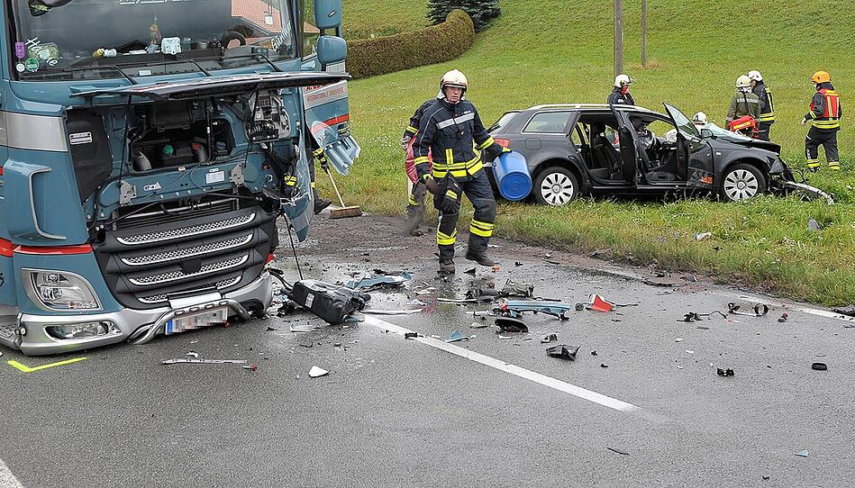 Frontalkollision mit Lkw: Vier Audi-Insassen verletzt