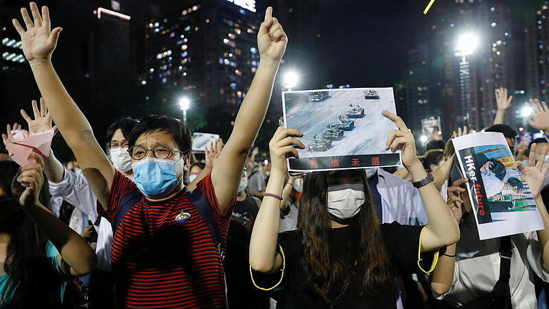 Hongkong: Mit Pfefferspray gegen Demonstranten