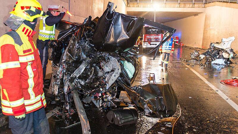 Mercedes bei Unfall in zwei Teile gerissen
