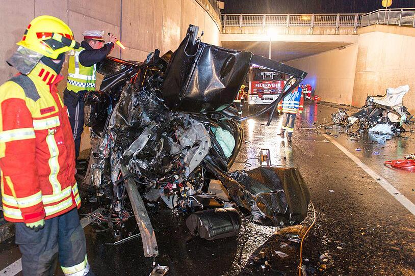 Mercedes bei Unfall in zwei Teile gerissen