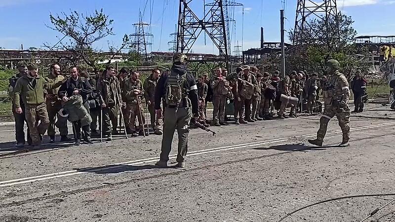 Asow-Stahlwerk: Fast 1000 Soldaten haben sich den Russen ergeben