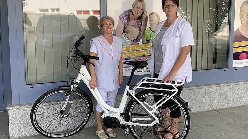 Die mobilen Pflegerinnen kommen in Rohrbach auch per E-Bike ins Haus
