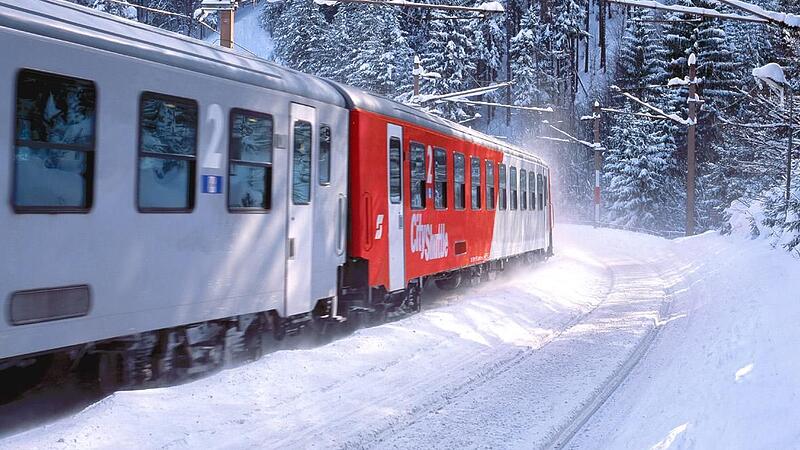Schneechaos: Überfüllter Zug der ÖBB fuhr an Haltestellen einfach vorbei