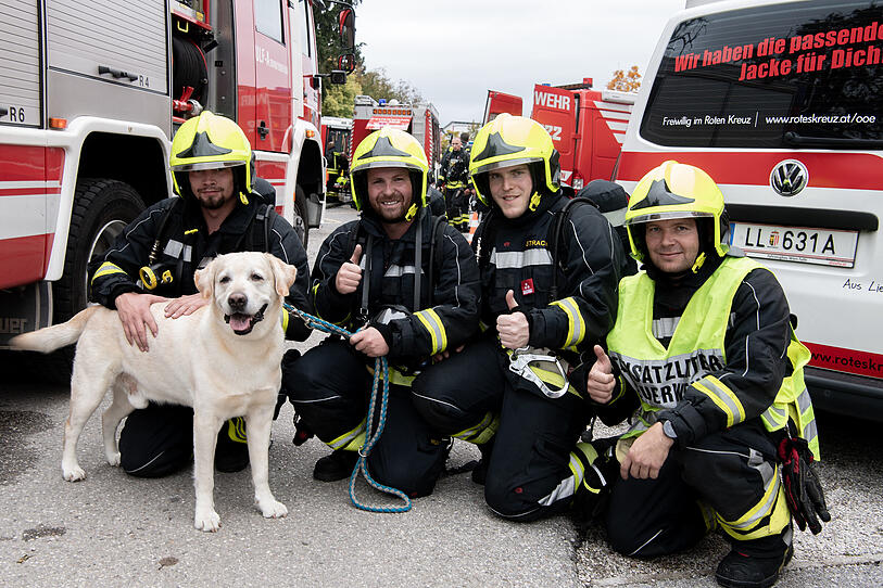 Feuerwehr rettet Person und Haustiere aus brennendem Haus