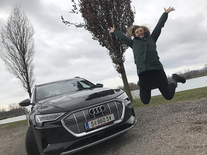 Steffi von den Poxrucker Sisters und der Audi e-tron