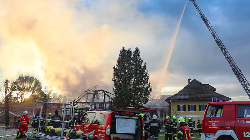 Bauernhof in Vollbrand: Zehn Feuerwehren im Einsatz