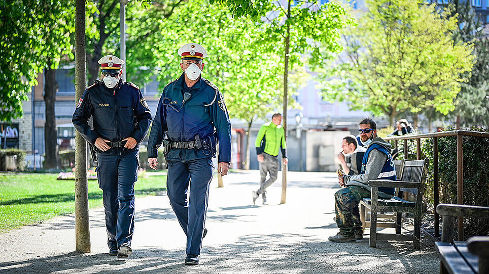 Rundgang mit der Polizei auf der Landstraße in Linz, Einhaltung Schutzmaßnahmen Corona, Coronvirus