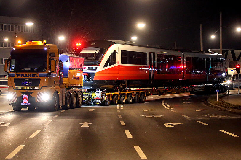 Cityjet: Tonnenschwerer Transport durch Linz