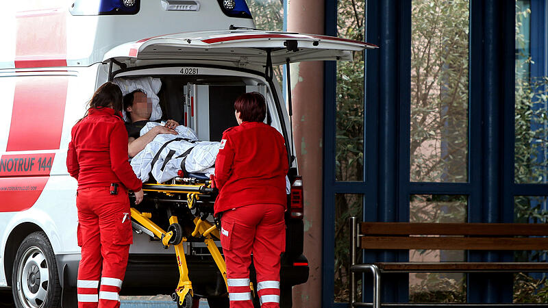 foto: VOLKER WEIHBOLD krankentransport rotes kreuz patient rk einsatz