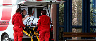 foto: VOLKER WEIHBOLD krankentransport rotes kreuz patient rk einsatz