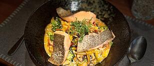 Thai-Curry mit Reis und Bio-Lachsforelle