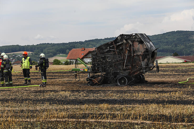 Traktor und Strohballenpresse fingen Feuer