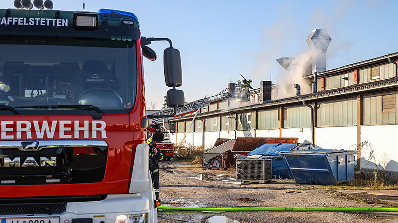 Fotos: Drei Feuerwehren bei Brand im Dachbereich einer Firmenhalle in Asten im Einsatz, Asten, 06.11.2020 - 1/2