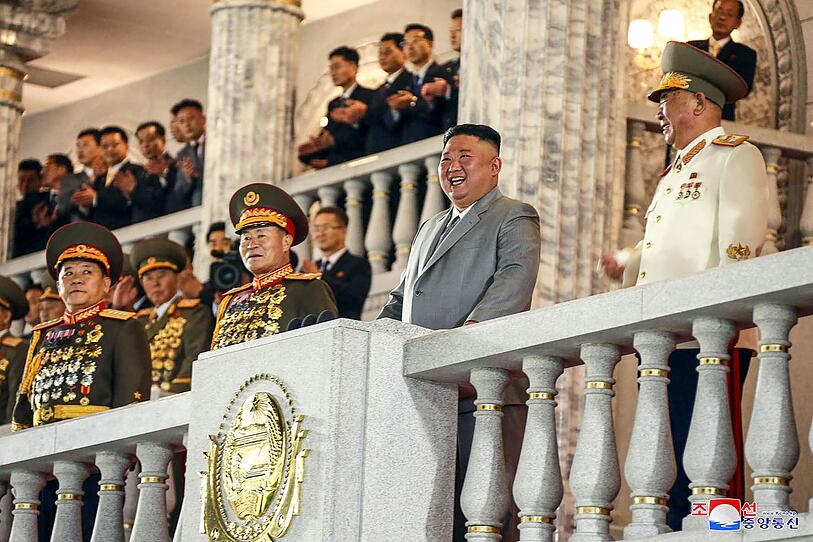 Nordkorea feiert Parteijubiläum mit nächtlicher Militärparade
