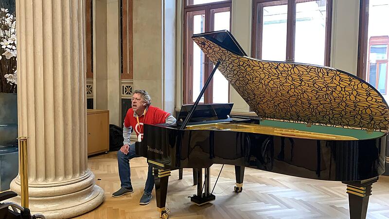 Pensionist klebt sich an goldenes Klavier