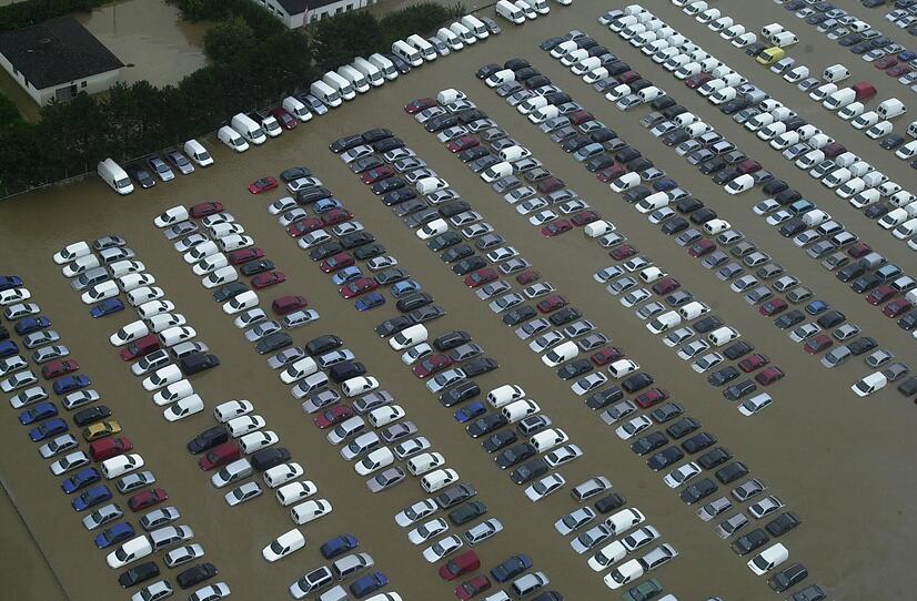 Hochwasser 2002: Tausende Hödlmayr-Autos unter Wasser