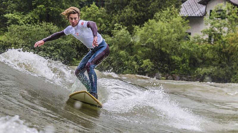 River-Surfer errichten eine stehende Welle in der Traun