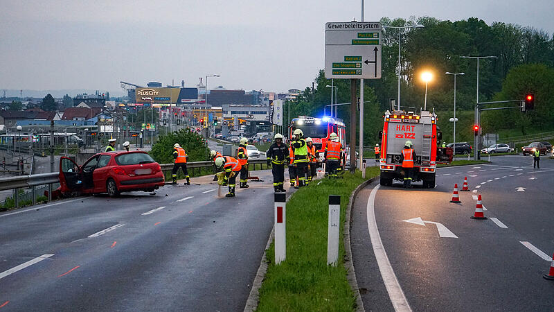 Verkehrsunfall in Langholzfeld: Feuerwehr Hart im Einsatz - Eine Person verletzt