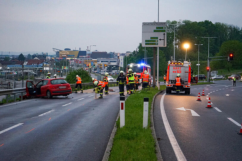 Verkehrsunfall in Langholzfeld: Feuerwehr Hart im Einsatz - Eine Person verletzt