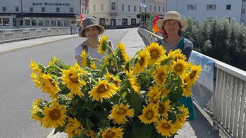 Flowery protest in Steyr city center