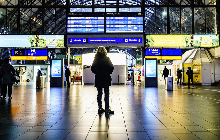 Reisende gestrandet: Zug- und Flugausfälle in Deutschland