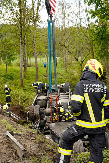 Engerwitzdorf: Lkw stürzte in die Gusen