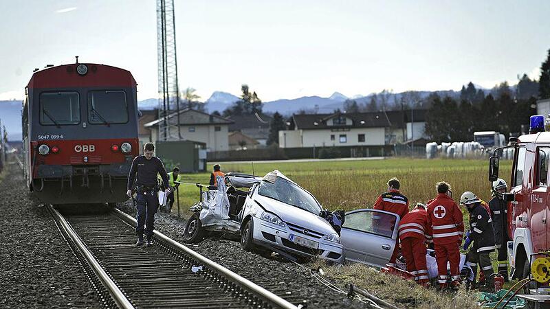 Schon wieder: Autolenkerin übersah Zug und wurde bei Kollision schwer verletzt