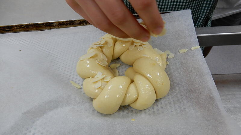 Hand gemacht schmeckt am besten: Wie Ostergebildegebäck gefertigt wird