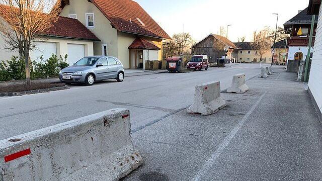 Beton-Barrieren statt Parkplätze in Wimpassing
