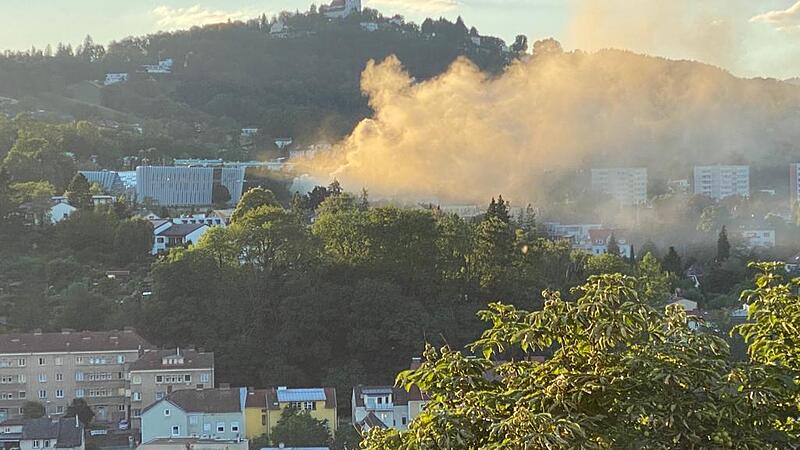 Rauchschwaden über Linz: Brand gegenüber Bruckner-Uni