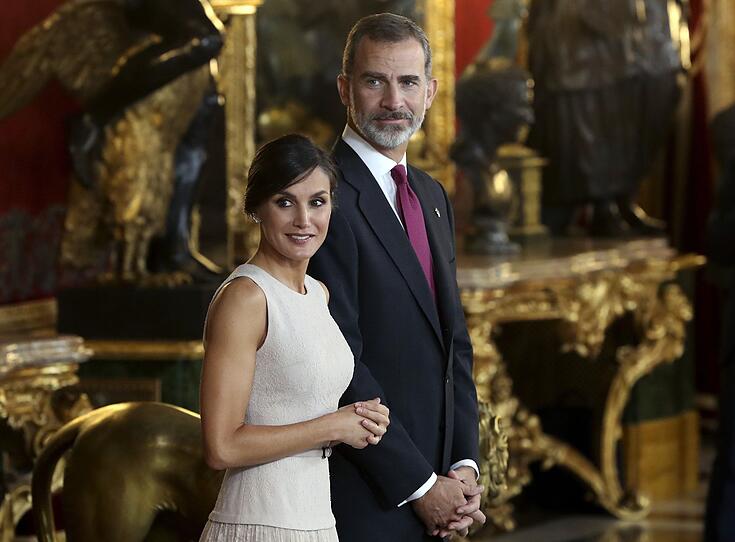 Spanische Königsfamilie bei Militärparade