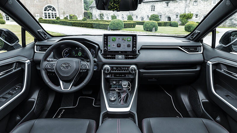 Bis zu 75 Kilometer rein elektrisch: Toyota RAV4 darf an die Steckdose