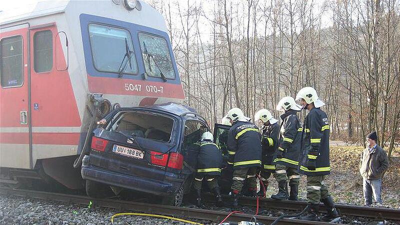 Auto krachte gegen Zug: 31-Jährige tot
