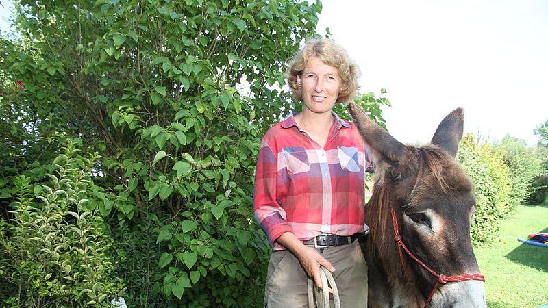 49-Jährige auf Esel durch Deutschland via Innviertel nach Kärnten unterwegs